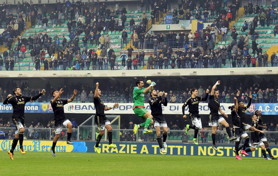 Il saluto della Juventus ai suoi tifosi a fine partita. Reuters